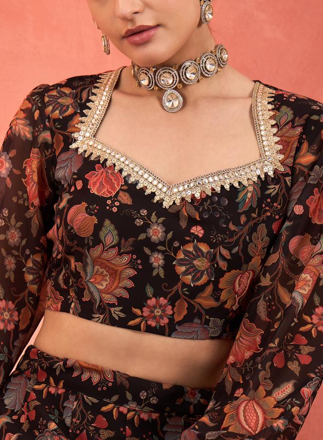 ساسافراس بلوزة قصيرة سوداء بنقوش زهور وياقة على شكل قلب مع تنورة أناركالي - Image 4